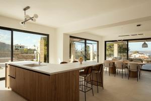 Ảnh trong thư viện ảnh của Villa Leone Luxury Living with Sea Views and Pool ở Pláka