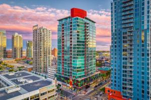 a view of a city skyline with tall buildings at Breath-Taking-View-5 Guest DTskyline 18th Floor in Calgary