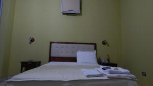 een slaapkamer met een bed met handdoeken erop bij Hotel Cerro Azul in La Merced