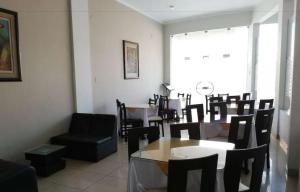 een eetkamer met tafels en stoelen en een raam bij Hotel Cerro Azul in La Merced