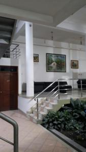 een lobby met een trap in een gebouw bij Hotel Cerro Azul in La Merced