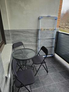 a patio with a table and chairs on a balcony at Prenočišca Dany 3 in Dravograd