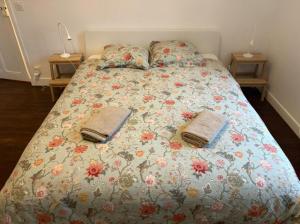 En eller flere senge i et værelse på Escapade à Lion sur Mer-Plages du Débarquement