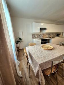 Nhà bếp/bếp nhỏ tại Bel appartement 3 piece