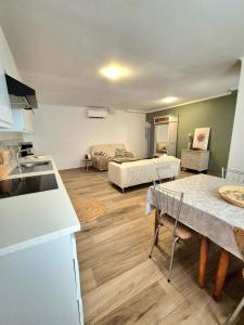 Nhà bếp/bếp nhỏ tại Bel appartement 3 piece