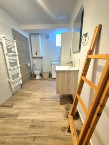 Phòng tắm tại Bel appartement 3 piece