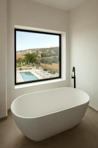 Hồ bơi trong/gần Villa Leone Luxury Living with Sea Views and Pool