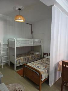 una camera con 2 letti a castello e una lampada di Green Oasis a Tirana