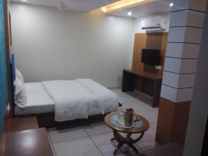 A bed or beds in a room at Hotel Apex Inn