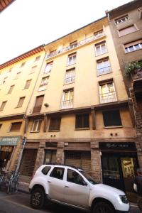 フィレンツェにあるフィレンツェ ポンテ ヴェッキオ アパートメントの建物前に駐車した白車