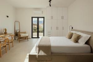 Giường trong phòng chung tại Villa Leone Luxury Living with Sea Views and Pool +20 ảnh