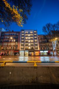 ein Gebäude in der Nacht mit einer Straße davor in der Unterkunft Aparto-Hotel Rosales in Madrid