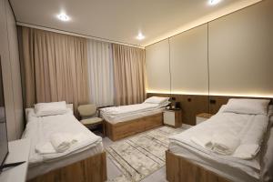 Giường trong phòng chung tại Barys Hotel