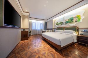 TV a/nebo společenská místnost v ubytování Nost algia S Hotel Tianjin Ancient Culture Street & The Five Avenues