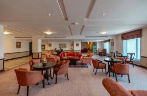 una hall con divani, tavoli e sedie di Islamabad Serena Hotel a Islamabad