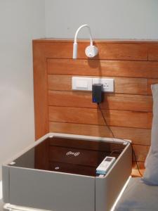 een lade met een lamp bovenop een bed bij Tantawan sea view residence 山海居 in Salad Beach