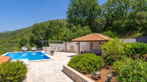 una villa con piscina di fronte a una montagna di Villa None Kate by Villas Guide a Dubrovnik