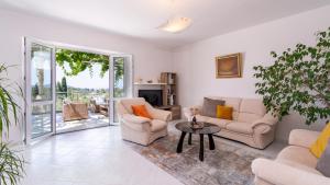 un soggiorno con due divani e un tavolo di Villa None Kate by Villas Guide a Dubrovnik