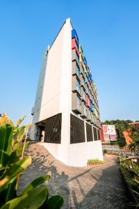 een gebouw midden in een straat bij Nestlay Suites by TC One in Kozhikode