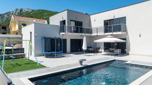 Swimmingpoolen hos eller tæt på Villa Angela by Villas Guide