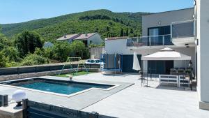 En generel udsigt til bjerge eller udsigt til bjerge taget fra villaen