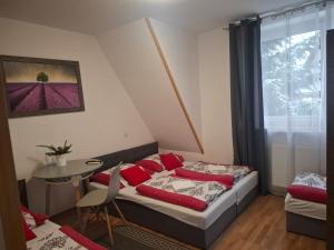 a bedroom with a bed and a table and a window at Na Górce W Białym Dunajcu in Biały Dunajec
