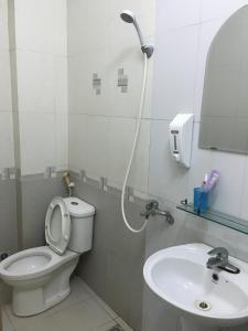 ein Bad mit einem WC und einem Waschbecken in der Unterkunft Sunrise Hotel in Hanoi