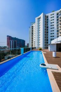 een zwembad op het dak van een gebouw bij Nestlay Suites by TC One in Kozhikode