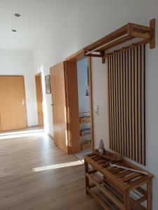 salon z drewnianym stołem i korytarzem w obiekcie Familie Lehmann w mieście Gera