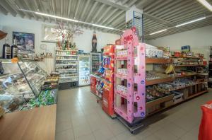 einen Einkaufsgang eines Lebensmittelgeschäfts in der Unterkunft Camping Village Torre Pendente in Pisa