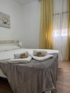 ein Schlafzimmer mit einem Bett mit Handtüchern darauf in der Unterkunft Alojamiento Baeza-El Limonero B in Baeza
