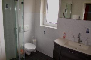 Et badeværelse på Ola Sauerland + 18 billeder