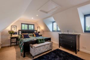 ein Schlafzimmer mit einem Bett und einem Stuhl und Fenstern in der Unterkunft 1 Bed in Pluckley oc-a29239 in Smarden