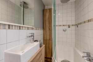 ein Badezimmer mit Waschbecken und Badewanne in der Unterkunft 1 Bed in Pluckley oc-a29239 in Smarden + 13 Fotos
