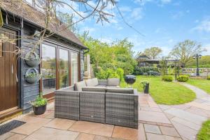 eine Terrasse mit einem Sofa und einem Hof in der Unterkunft 1 Bed in Pluckley oc-a29239 in Smarden