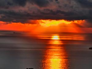 a sunset over the ocean with the sun setting at Dal Moro 44 in Moglie
