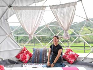 een vrouw op een bank in een tent bij เวนิสบ้านเวร โดมใส in Ban Khun Nam Nan +36 foto's