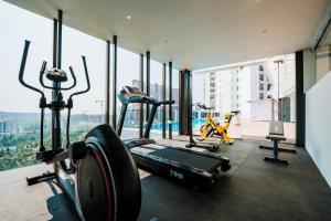 een fitnessruimte met twee loopbanden en een loopband bij Nestlay Suites by TC One in Kozhikode