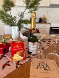 een tafel met twee glazen en een fles wijn bij Ανέμη in Panayía