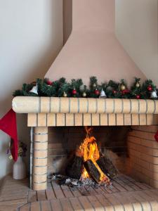 een open haard met een kerst erop bij Ανέμη in Panayía