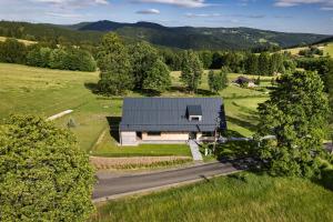 una vista aerea di una casa in un campo di Rezidence Cedrinum a Bublava