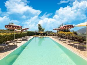 een groot zwembad met stoelen en parasols bij Apartment in a farmhouse with 2 swimming pools in Cagli +126 foto's