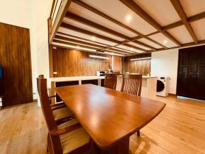 een eetkamer met een houten tafel en stoelen bij Khao Lak - Loft Suite with 2 king size beds, bathroom with bathtub in Khao Lak +75 foto's