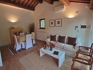 een woonkamer met een bank en een tafel bij Modern holiday home in Foligno - Loc with pool in Case Vecchie