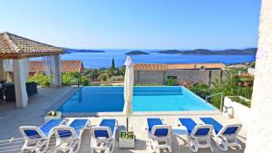 Bazén v ubytování Villa Blue by Villas Guide nebo v jeho okolí