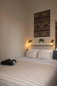 una camera da letto con un letto con lenzuola bianche e una foto sul muro di SLEEP INN - Arizona flat with cityview ad Anversa