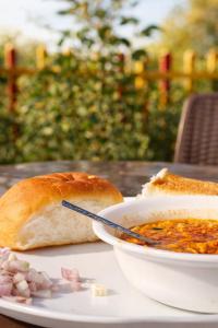 Jídlo v hotelu nebo okolí