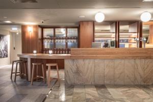 Lounge nebo bar v ubytování Scandic Pohjanhovi