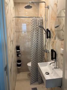 Phòng tắm tại Aadam Wilhelmina Hotel