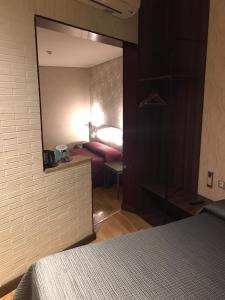 En eller flere senge i et værelse på Hostal 4C Cuatro Caminos